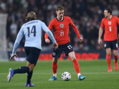 أوروغواي تنجو من الخسارة أمام إنكلترا في الرمق الأخير