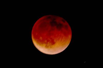 في مشهد سماوي بديع... القمر يقترن بالثريا الليلة