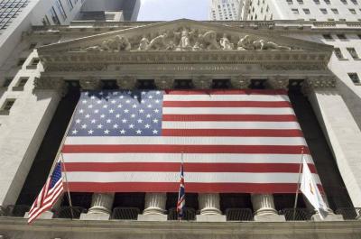 سيناتور أميركي تحذر: حرب الشرق الأوسط قد تدفع اقتصادنا إلى 