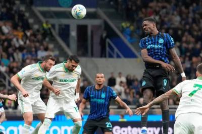 إنتر يكتسح روما بخماسية ويقترب من الفوز بالدوري