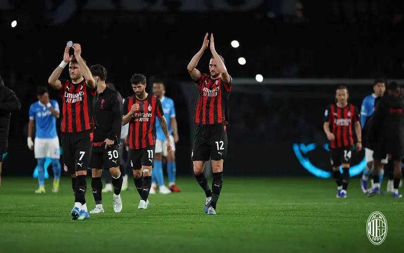 نابولي يهزم ميلان ويزيحه عن وصافة الدوري الإيطالي