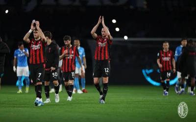 نابولي يهزم ميلان ويزيحه عن وصافة الدوري الإيطالي