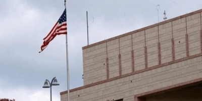 حدث أمني أمام السفارة الأميركية في عوكر.. رشقات نارية وسيارة عمومية!