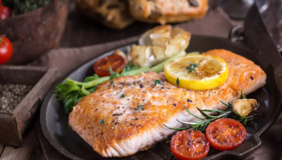السلمون المدخن أم المطبوخ.. أيهما الأغنى بـ