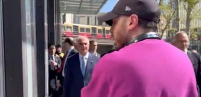 في برلين... شاهدوا بالفيديو ما حصل مع نجل شاه إيران