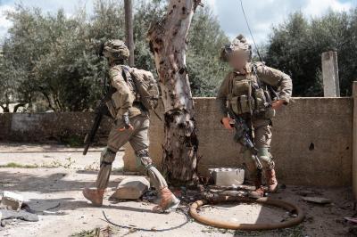 بالفيديو والصور... الجيش الإسرائيلي يوثق مهاجمته وتطويقه بنت جبيل