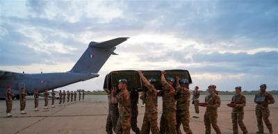 اليونيفيل تودّع جندياً فرنسياً قُتل في جنوب لبنان وتطالب بتحقيق عاجل