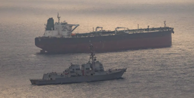 مدمرة أميركية في وجه سفينة إيرانية.. صورة تختصر 