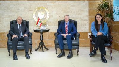 خريش يتسلم من كرم مواد إسعافية مقدمة من 