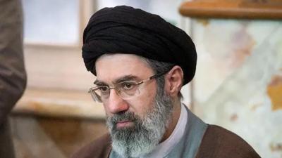 مجتبى خامنئي مُصاب بحروقٍ شديدة... وهكذا يتواصلون معه!