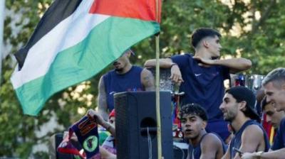 وسائل إعلام إسرائيلية تهاجم نجم برشلونة بعد ظهوره بالعلم الفلسطيني