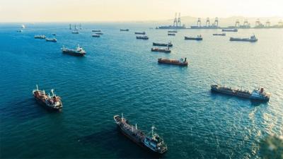 أكثر من 600 سفينة عالقة في مضيق هرمز