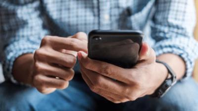 علامات تدلّ على أنّ هاتفك مراقَب أو مخترَق