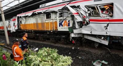 بالفيديو- تصادم قطارين في إندونيسيا يسفر عن سقوط قتلى وجرحى