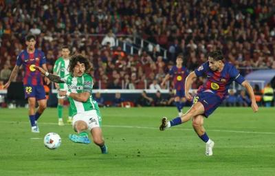 برشلونة يهزم بيتيس في ليلة وداع هدافه ليفاندوفسكي
