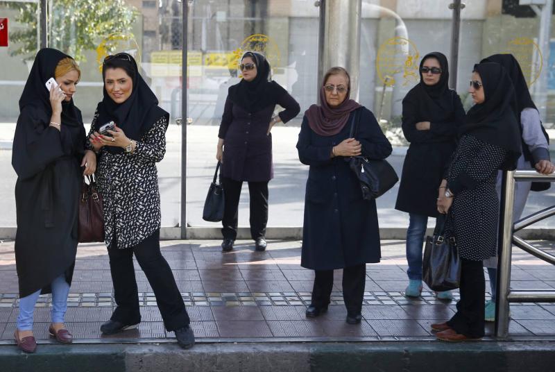 إيران تتوعد بملاحقة النساء غير المحجبات.. ورئيسي: الحجاب قانون!