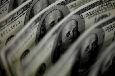 الدولار ينتعش والأسترالي ينخفض بعد الإبقاء على أسعار الفائدة دون تغيير