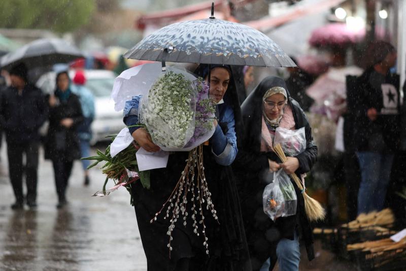 إيران.. تركيب كاميرات في الأماكن العامة لرصد من لا يلتزمن بالحجاب