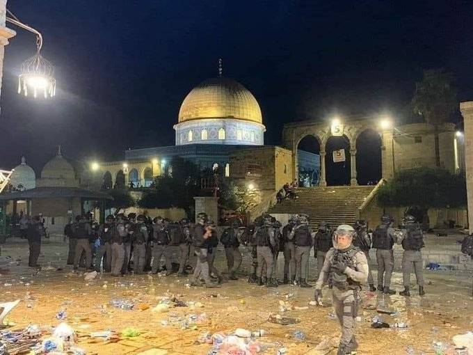 تجدد المواجهات بين الشرطة الإسرائيلية والمصلين بالمسجد الأقصى