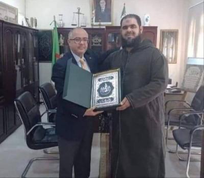 الجزائر... تكريم إمام المسجد صاحب فيديو القطة