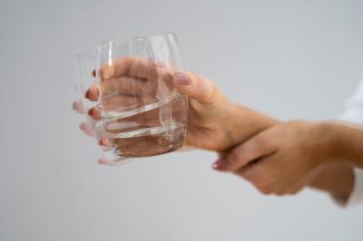 أسباب رجفة اليدين المستمرة