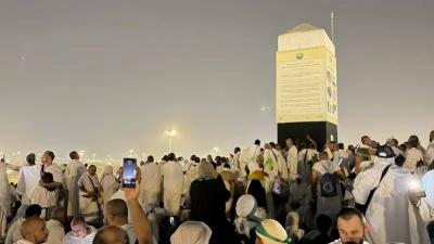 الحجاج يبدأون رمي جمرة العقبة الكبرى في أول أيام عيد الأضحى

