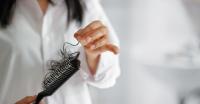 تمشيط الشعر بعنف تمشيط الشعر بعنف