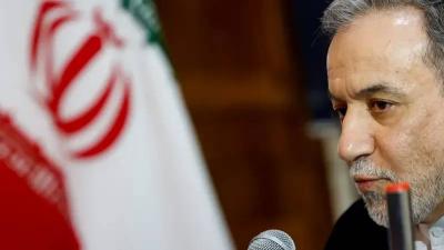 انتقادات إيرانية لعراقجي بعد توافق موقفه مع ترامب
