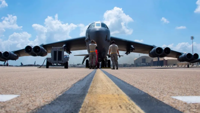 تحطم قاذفة أميركية من طراز B-52 بعد إقلاعها في كاليفورنيا