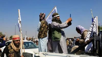 زعيم طالبان يمنع الهواتف الذكية... قرار جديد يلاحق الموظفين والطلاب في أفغانستان
