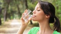 علامات تدل أن جسمك يحتاج شرب الماء فورًا

