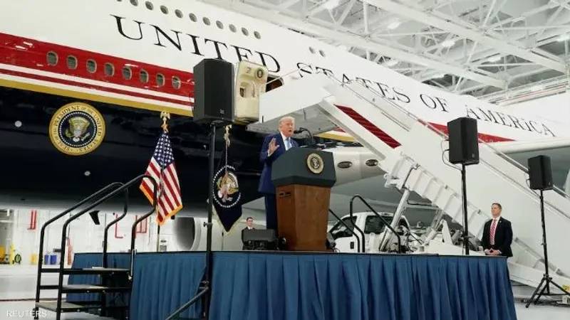 Trump Signs Plaque for New Presidential Jet Gifted by Qatar