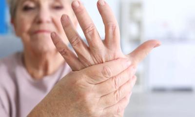 علاقة فيتامين B12 بالأعصاب: كيف يؤثر نقصه على الجسم؟