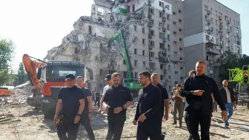 Russian Strikes on Kyiv Lead to Casualties Amidst Warnings of Large-Scale Attack