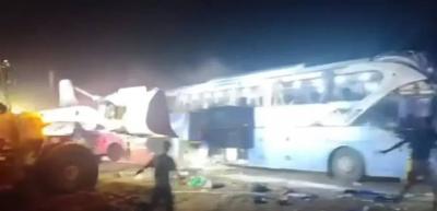 على اوتوستراد درعا... قتلى وجرحى في حادث سير لحافلة تقل معتمرين لبنانيين (فيديو)