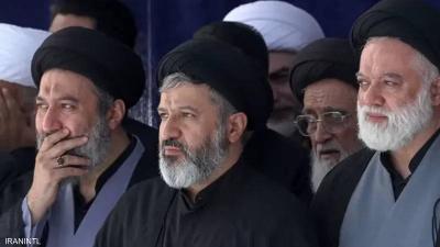 بالفيديو- أبناء خامنئي يظهرون في جنازة والدهم.. ماذا نعرف عنهم؟