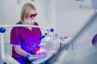 Teeth whitening with a Zoom device. Teeth whitening with Zoom device