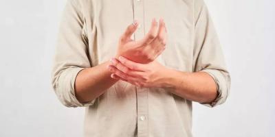 متى يكون خدر اليدين علامة على مرض خطير