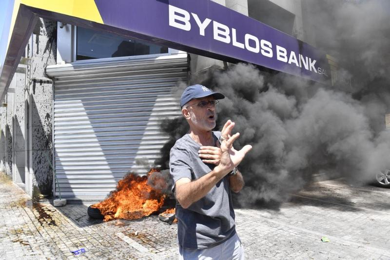 Depositors Set Fire to Banks in Sin El Fil (Video)