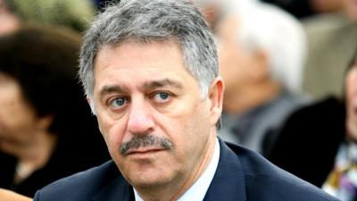 السفير السابق في المستشفى... بعد توقيفه