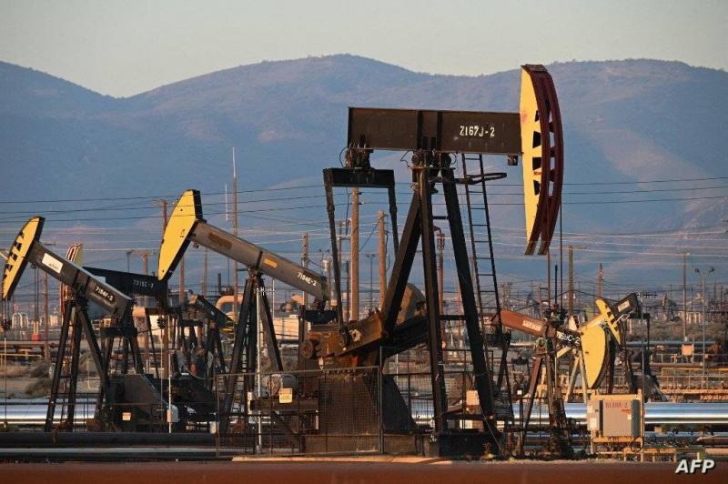 النفط ينزل 2% مع صعود الدولار