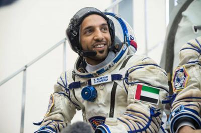 سلطان النيادي معايدا من محطة الفضاء الدولية