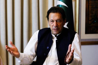 عمران خان: بلدنا ستعاني لتكسر دائرة الديون المفرغة