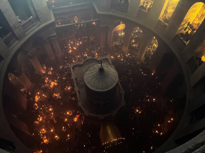 فيض النور المقدّس يخرج من كنيسة القيامة في القدس