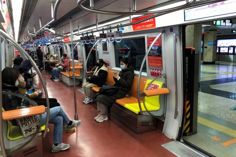 مترو أنفاق بكين يلغي إلزامية وضع الكمامات