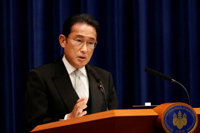 إلقاء جسم قرب رئيس وزراء اليابان خلال إلقاء كلمة