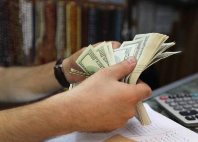 الدولار يتجه لتحقيق أول مكاسب أسبوعية منذ شباط