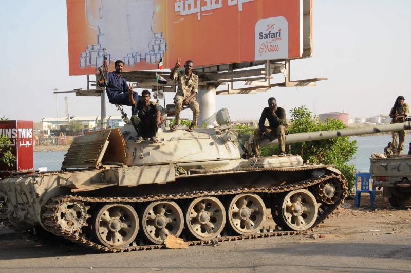 أزمة السودان.. إجلاء وتأهّب ونهب أسواق وأرواح