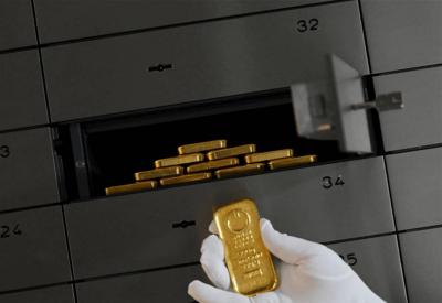 الذهب والدولار يتراجعان.. والنفط يترقب تطورات هرمز