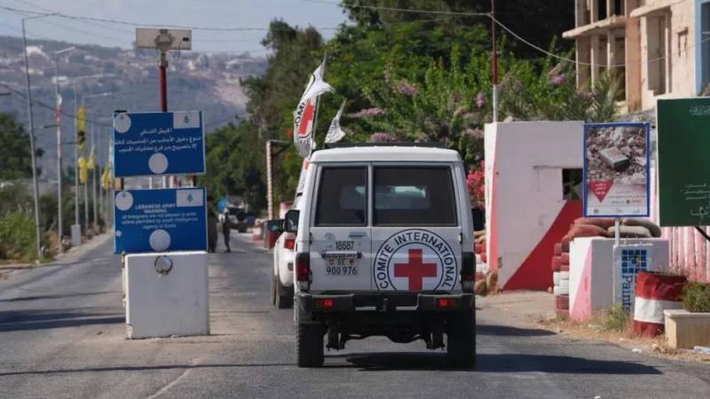 Red Cross Receives Four Prisoners at Naqoura Border